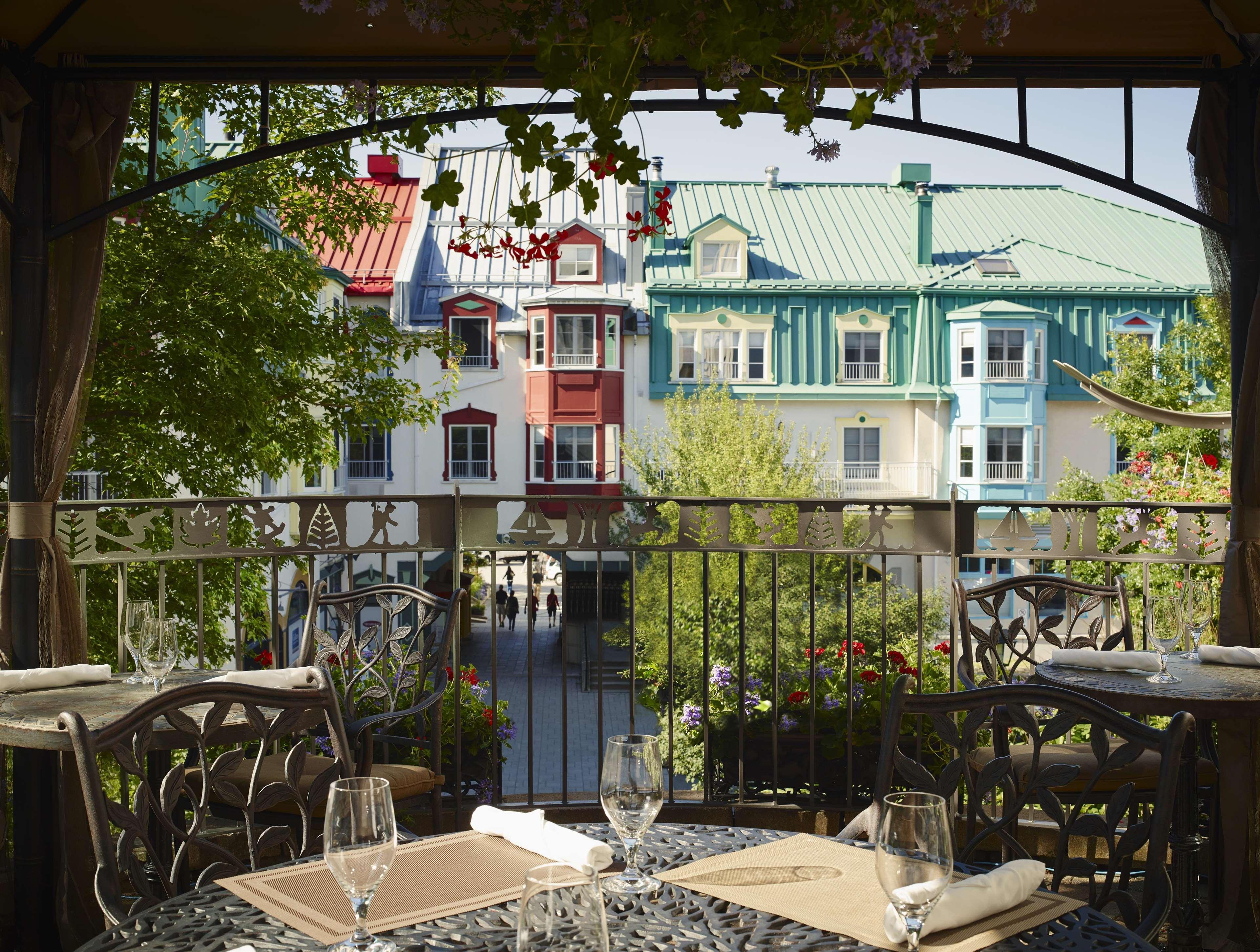 Fairmont Tremblant Hotel Buitenkant foto The restaurant's patio