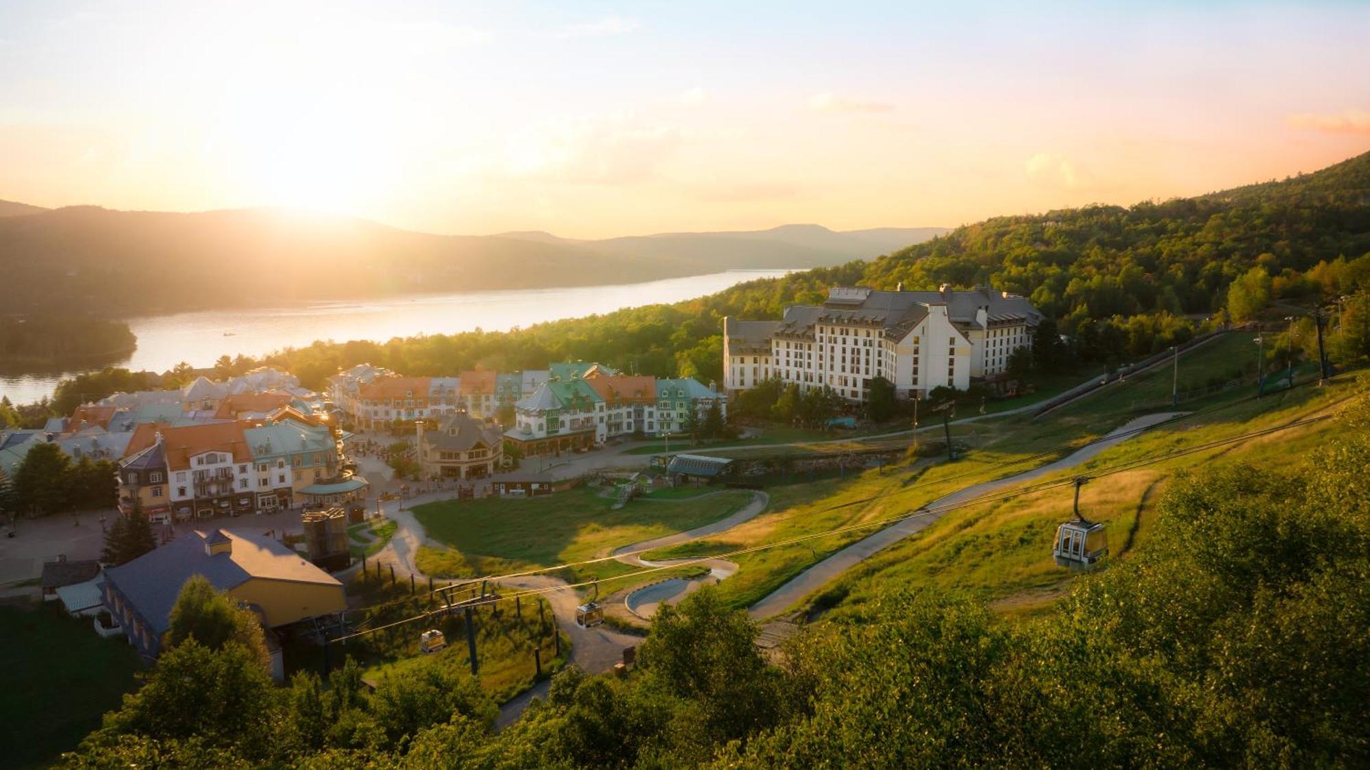 Fairmont Tremblant Hotel Buitenkant foto Sunrise at the Cliffs at Long Cove