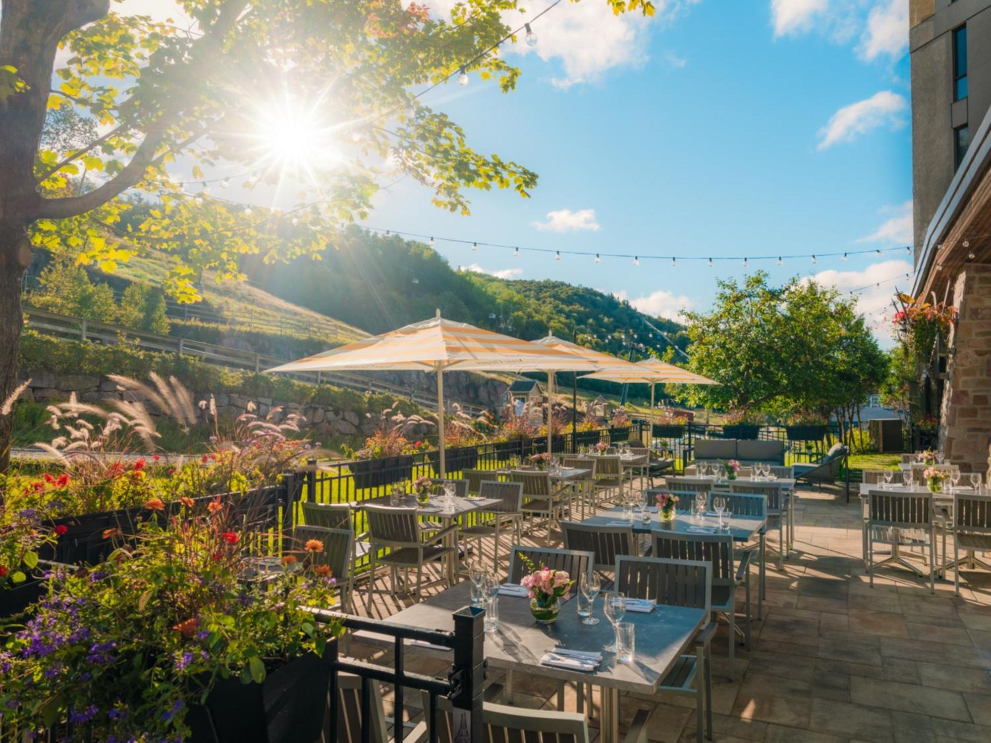 Fairmont Tremblant Hotel Buitenkant foto The patio at the River Grille