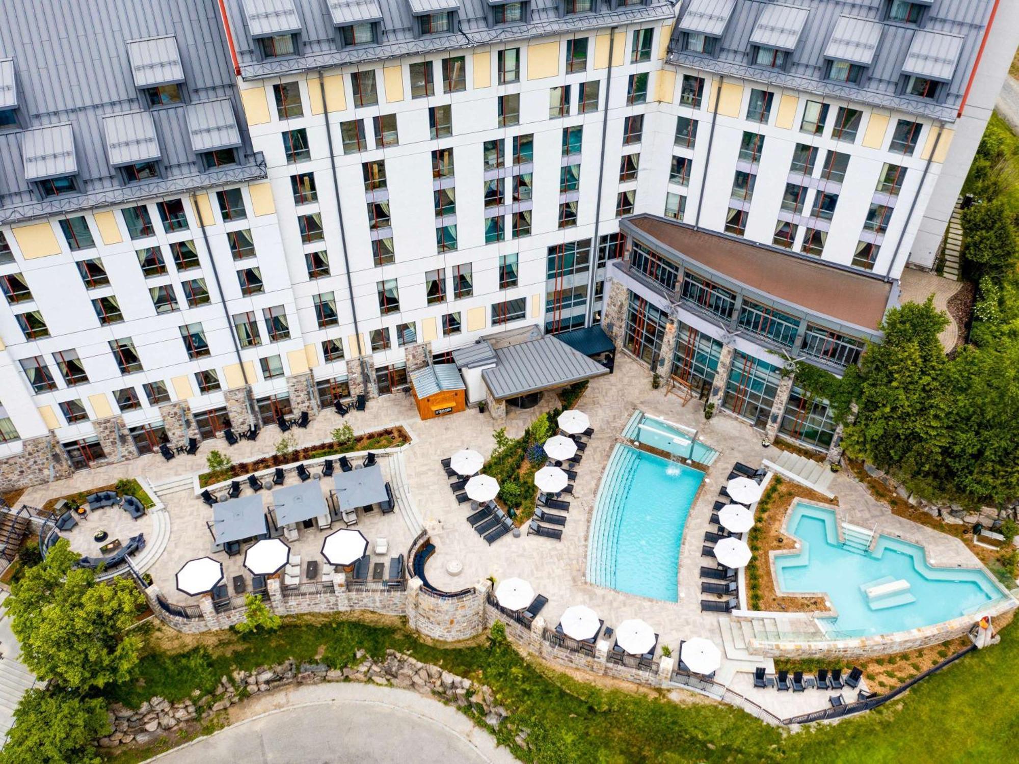 Fairmont Tremblant Hotel Buitenkant foto Aerial view of the hotel